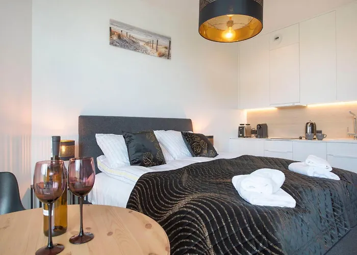 In By The アパート *